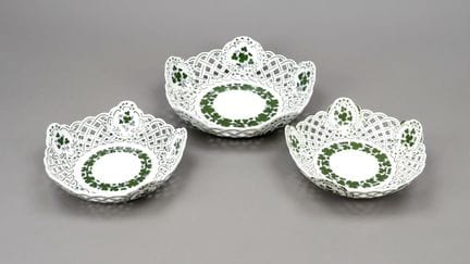 3只镂空碗，迈森，1934年后生产的，第一次和第二次世界大战期间，葡萄叶纹样。1只经修复，直径18至