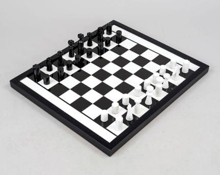 国际象棋棋盘，KPM柏林，20世纪，由特鲁德·佩特里（Trude Petri）于1966年为KPM设