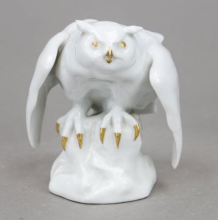 栖息在树桩上的猫头鹰，罗森塔尔（Rosenthal），塞尔布（Selb），20世纪中叶，白色瓷器配以