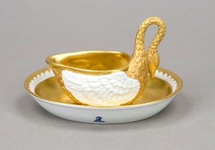 UT品牌天鹅造型浇注器，波查佩尔，德累斯顿，20世纪，椭圆形，天鹅造型浇注器配有浮雕羽毛，素烧瓷，几