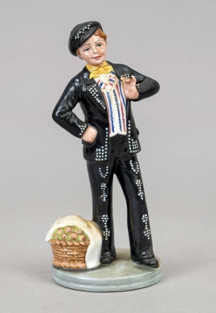 《珍珠男孩》，皇家道尔顿，英格兰，1988年，站在圆形底座上的手持苹果篮的男孩，彩釉，彩绘，高20厘