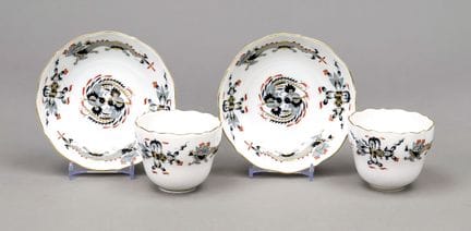 一对摩卡杯，迈森，1934年后出品，一级品，饰有黑色宫廷龙纹，彩绘，高6厘米
