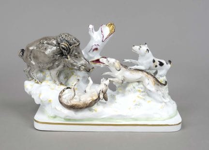狩猎组，恩斯，福尔克施泰特，图林根州。 1900-1919年间出品，野猪头像被三只犬群围攻，安东·布