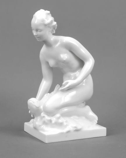 《手持鱼的女孩》，柏林KPM，1962-92年系列，第一版，1938年由苏塞·穆勒-迪芬巴赫设计，跪