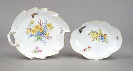 两只碗，迈森，1934年后生产的，一级品，厂销，饰有丰富多彩的花卉与昆虫彩绘，带装饰性镀金，直径分别