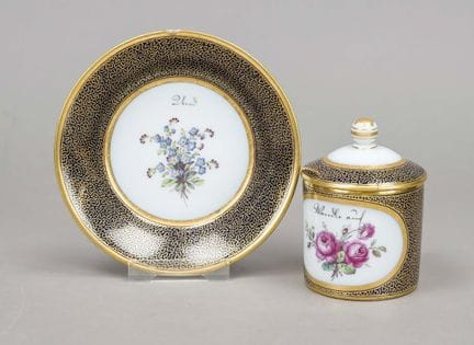 带盖杯，印有“UT”标记，柏林皇家瓷器厂（KPM），约1780-1800年，圆柱形，彩绘玫瑰、勿忘我