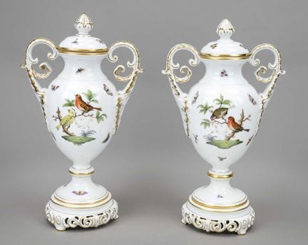 一对带底座的盖式花瓶，赫伦德（Herend）品牌，20世纪，罗斯柴尔德（Rothschild）纹样，