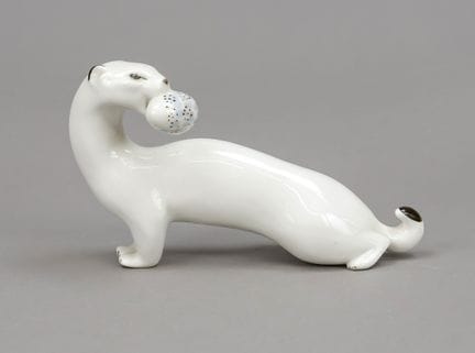 一只嘴里叼着鸡蛋的雪貂，洛蒙诺索夫，俄罗斯圣彼得堡，20世纪70年代，P. P. 维塞洛夫于1971