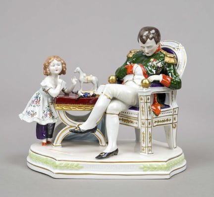 拿破仑与孩童，德累斯顿，20世纪，精美的釉上彩绘配以金饰，保存状况极佳，高19厘米