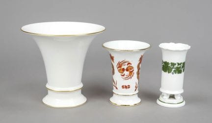 3只花瓶，1只KPM柏林喇叭形花瓶，1962年前的标记，一级品，绿色帝国苹果标记，白色底配金边，高1