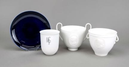 四件装饰品，柏林KPM，20世纪，第一次世界大战时期，蓝色壁挂盘，直径20厘米，莫扎特杯， 高12厘