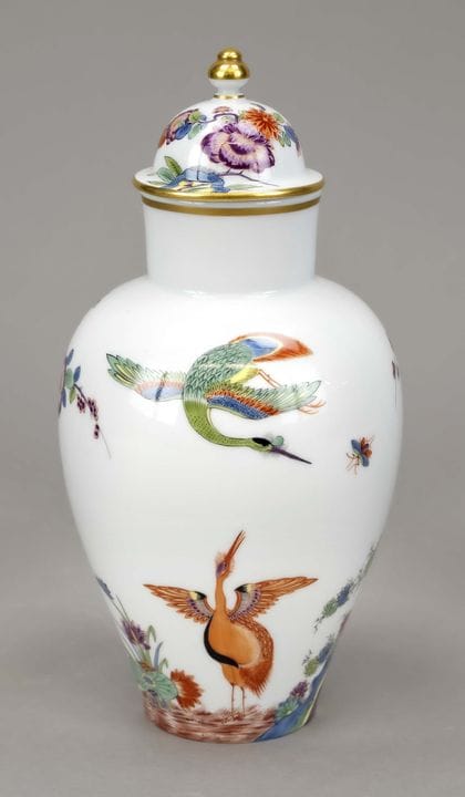 带盖花瓶，迈森，1970年代，二等品，型号H127，饰有卡基蒙风格的卡其色花卉与天堂鸟的精美印度彩绘