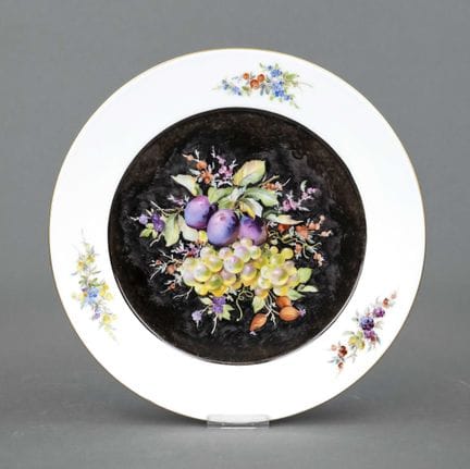 装饰盘，迈森，1950年后，二战后，扁平造型，盘面以黑色为底绘有多色水果图案，金边，直径33厘米