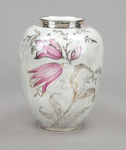 银鎏花花瓶，Veyhl银瓷厂，普吕德豪森，20世纪下半叶，瓶身底部饰有灰色流淌釉，饰有粉色和赭石色的
