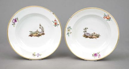 2只深盘，福尔斯滕贝格（Fürstenberg），18世纪，造型简洁，彩绘装饰，盘面中央绘有带人物装