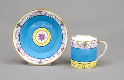 带UT标记的杯子，塞夫勒，18世纪，呈圆柱形，即所谓的“Goblet Litron”款式，杯身环绕着