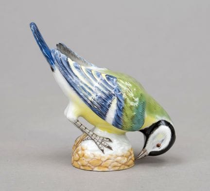 煤山雀，迈森，1934年后出品，第一版，约翰·约阿希姆·肯德勒设计，一只煤山雀栖息在半颗核桃上，彩绘