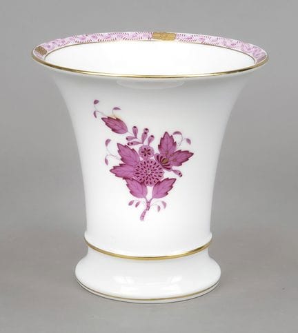 喇叭形花瓶，赫伦德（Herend），匈牙利，1960年后生产的，型号6430，紫色“阿波尼”（App