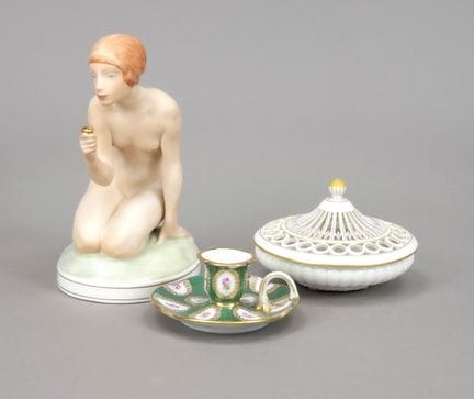 3件套，跪姿女性裸体雕像，手中持镜（保存完好），皇家哥本哈根，20世纪初，置于椭圆形底座上，彩绘装饰