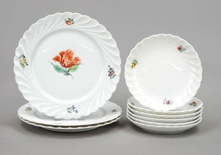 9件尼姆芬堡瓷器，1925-1975年马克系列，带肋纹造型，彩绘饰有散落小花纹，6个小碗，直径13厘