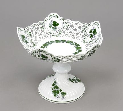 浅盘。迈森，1934年后印制的标记。2. W.，葡萄叶纹，高16厘米，直径20厘米
