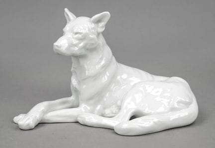 卧姿牧羊犬，赫伦德，匈牙利，20世纪，白瓷，高19厘米，长31厘米