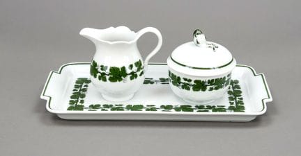 托盘上的糖罐和奶罐，迈森，1970年代，一级品，釉下绿彩葡萄叶纹饰，托盘长29厘米
