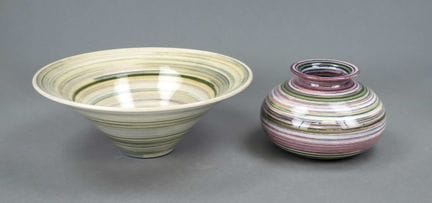 2件陶瓷器，莫巴赫（Mobach）产，底部有签名，荷兰，乌得勒支，21世纪，彩绘条纹装饰，圆形碗直径