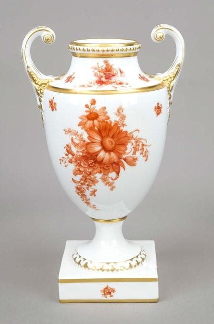 双耳花瓶，富尔斯滕贝格，20世纪，铁红花卉纹饰，饰以镀金，高35厘米