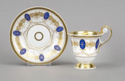 带UT标记的杯子，柏林KPM，1830-40年款，第一次世界大战时期，钟形杯身配玫瑰花饰耳柄，饰有环