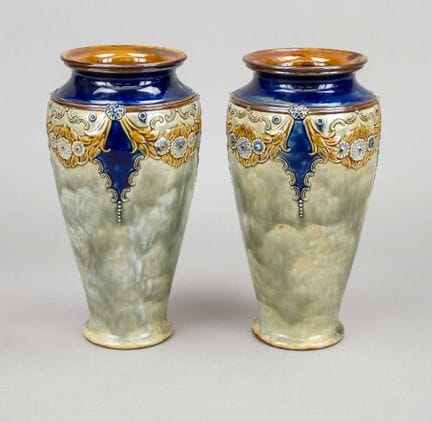 两只陶瓷花瓶，皇家道尔顿（Royal Doulton），英国，约1900年，浮雕装饰，蓝褐色釉，灰色