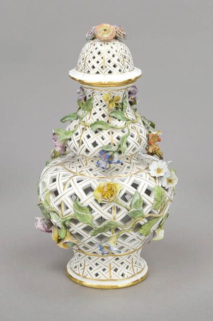 波普里盖式花瓶，迈森，克瑙夫施韦特品牌（1850-1924）， 二级品，型号137，双葫芦形，通体镂