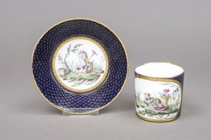 带托盘的杯子，塞夫勒，法国，18世纪（约1787年）， 圆柱形，即所谓的“戈布莱特·利特龙”（Gob