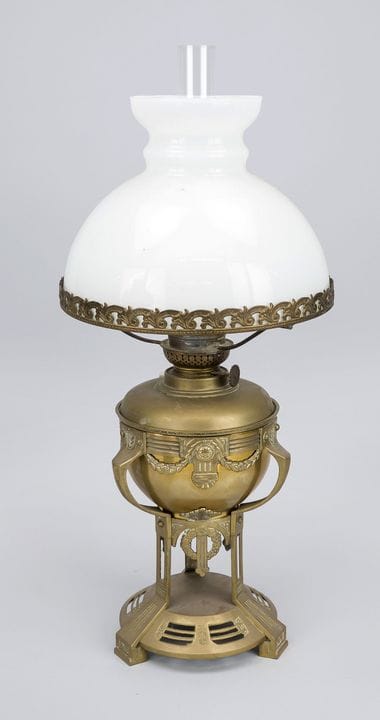 Lampe à pétrole, fin du XIXe siècle, en laiton. Ré