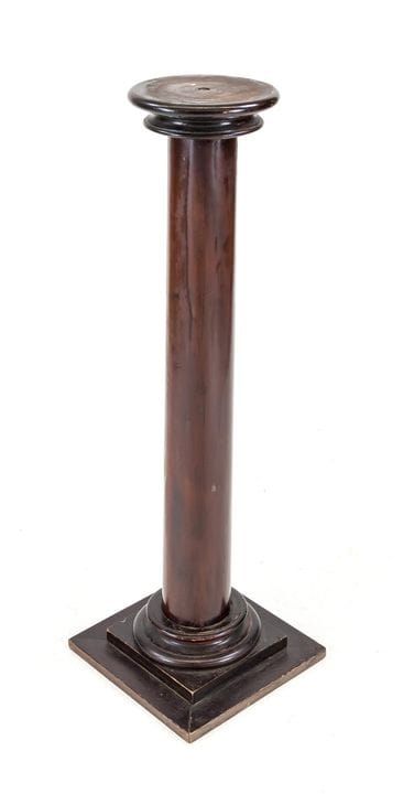 Colonne, vers 1900, bois foncé. Fût lisse reposant
