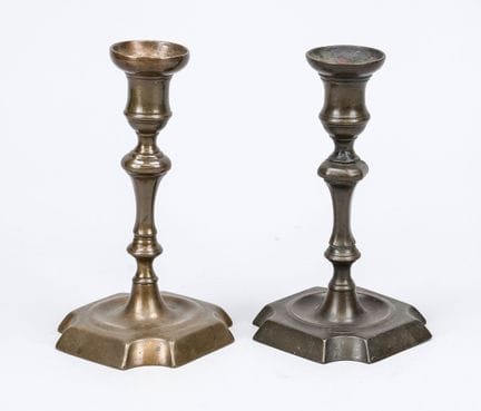 Paire de chandeliers, vers 1800, en bronze. Socle 