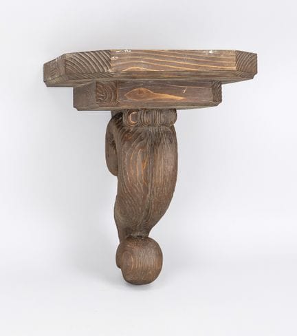 Grande console murale, XIXe siècle, bois sculpté. 