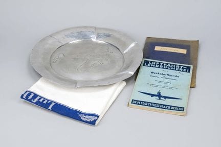 Conjunto relacionado con la aviación, mediados del