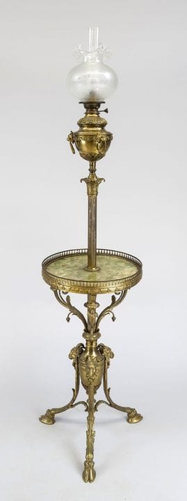 Lampe à pétrole sur pied, fin du XIXe siècle, lait