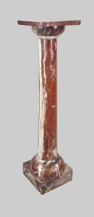 Colonne, XXe siècle, marbre rougeâtre aux veines n