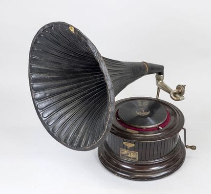 "His Master's Voice" gramophone, dated 1913, round