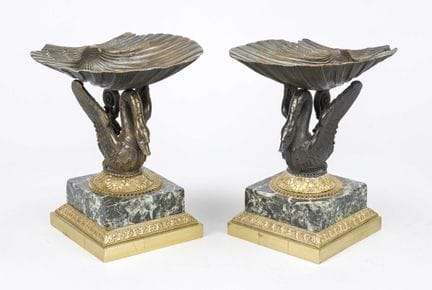 Paire de tables d'appoint en forme de coquilles, F