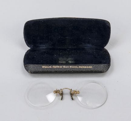 Lunettes à pince avec monture en or, dans leur étu
