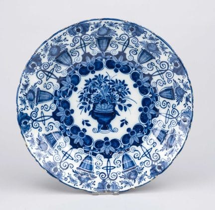 Plato grande, de Delft, siglos XVIII/XIX, loza con