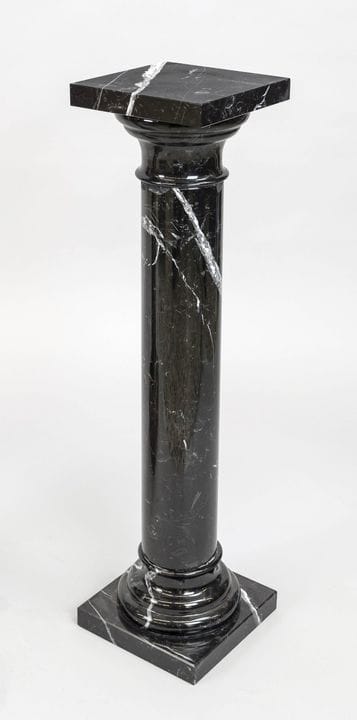 Colonne, XXe siècle, marbre noir aux veines nature