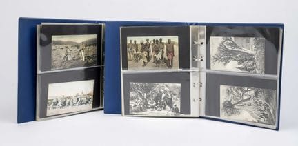 Deux albums de cartes postales représentant des mo