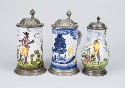 2 jarras cilíndricas y una jarra en forma de pera,
