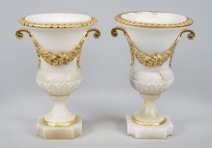 Par de jarrones decorativos, siglo XX, de alabastr