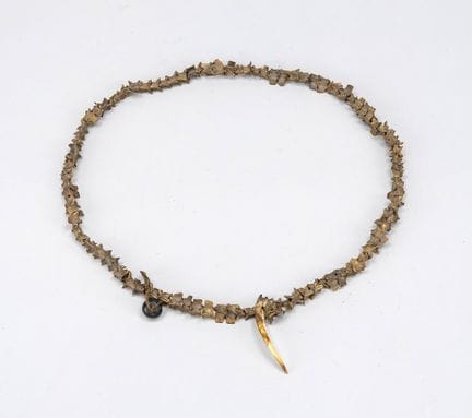 Collier composé de vertèbres de serpent, civilisat
