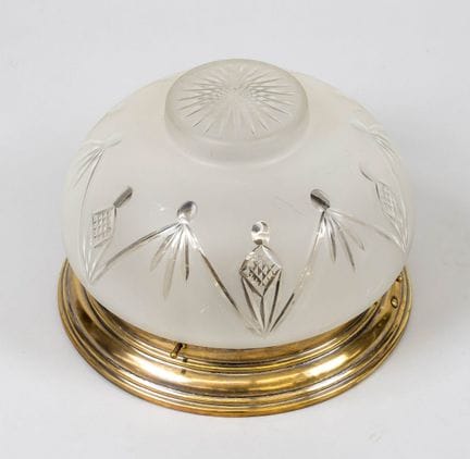 Plafonnier, XXe siècle, monture profilée en laiton